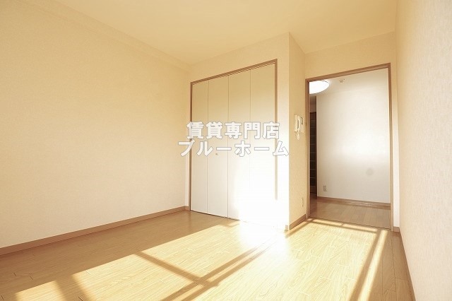 居室・リビング　6.8帖の明るい洋室！