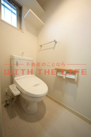 トイレ　落ち着いた色調のトイレです