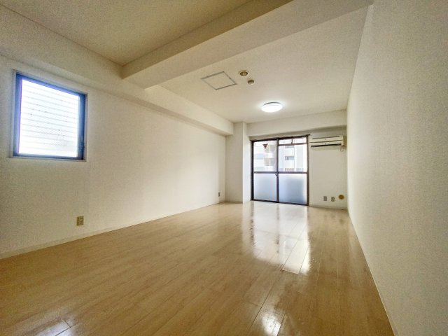 居室・リビング　明るい色合いの床材を使用した居住空間