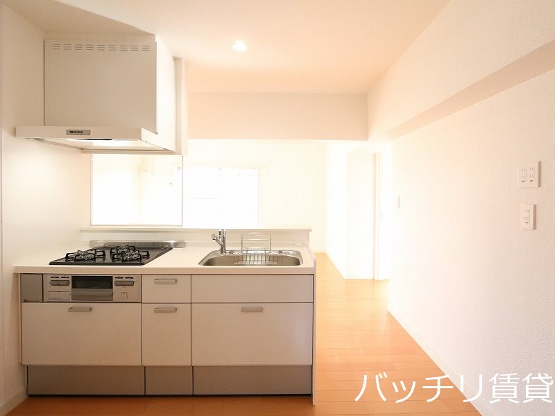 キッチン　画像は別号室の為、現状優先になります。