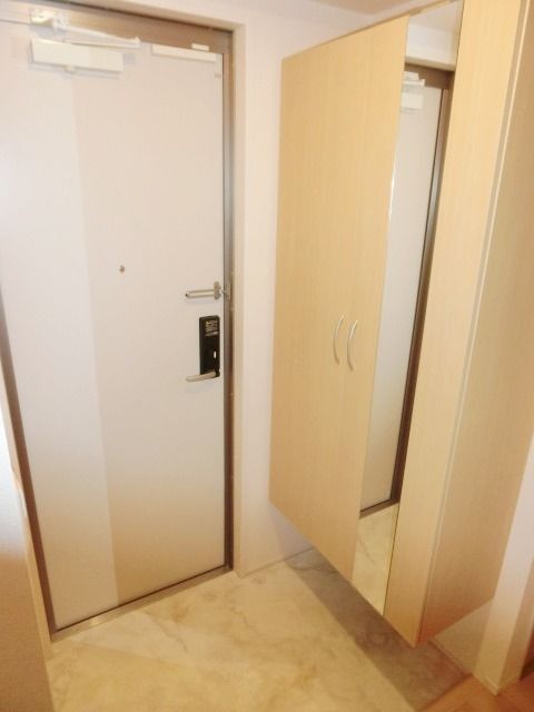 玄関　鏡付きで身だしなみバッチリ