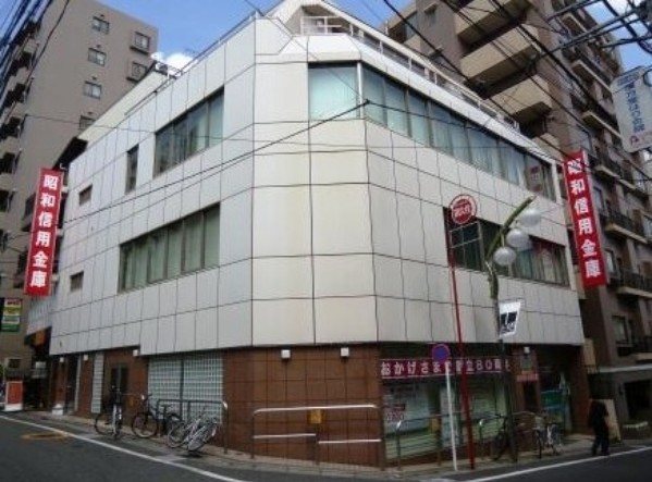 銀行　昭和信用金庫明大前支店（銀行）まで114m