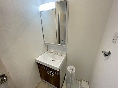 洗面設備　明るい洗面所です