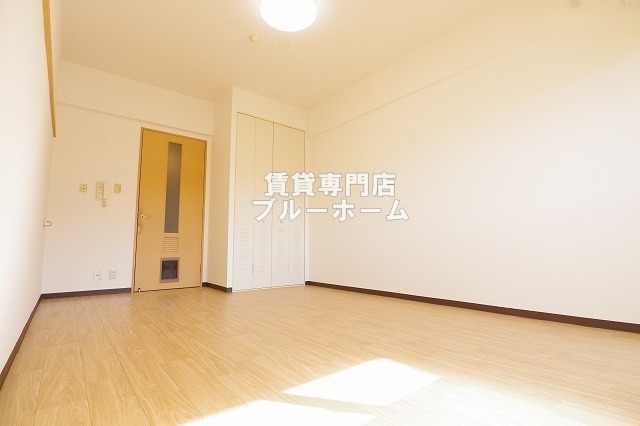 居室・リビング　9.3帖の広々とした洋室！