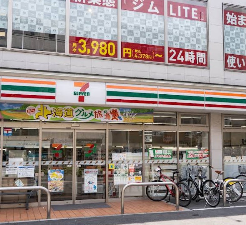 コンビニ　セブンイレブン（コンビニ）まで403m