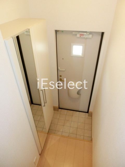 玄関　シューズBOX付の玄関。全身ミラー付きでお出掛け前にチェッ…
