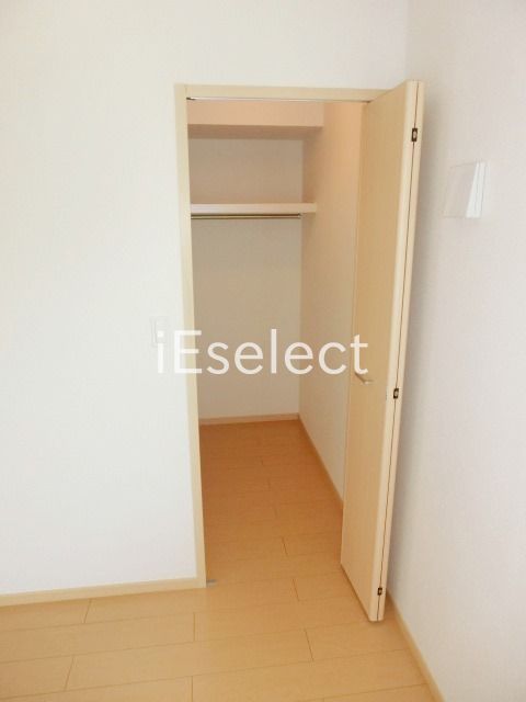 収納　奥行きのあるウォークインクローゼット。