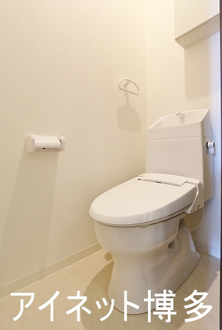 トイレ　収納棚付きで清潔感あるトイレです