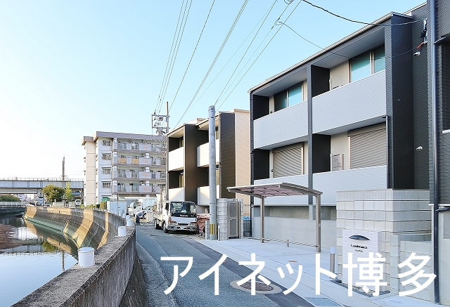 建物外観　川沿いに建つオシャレな外観です