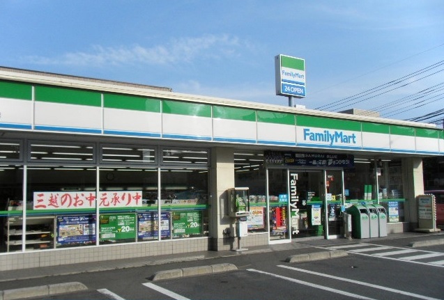 コンビニ　ファミリーマート（コンビニ）まで550m
