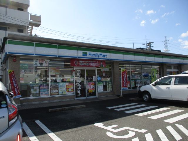 コンビニ　ファミリーマート（コンビニ）まで200m