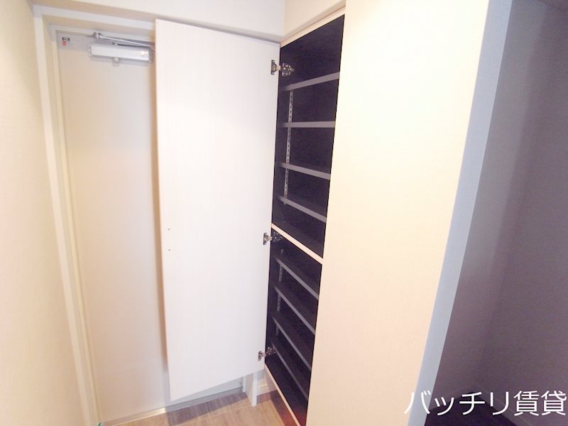 玄関　※室内写真は同型タイプの為、現状優先となります。