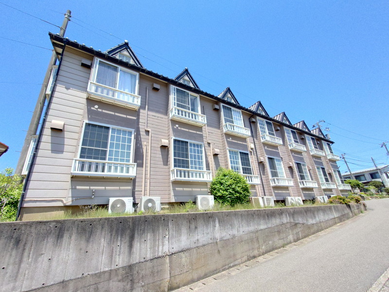 建物外観　落ち着いた色調の２階建てアパート