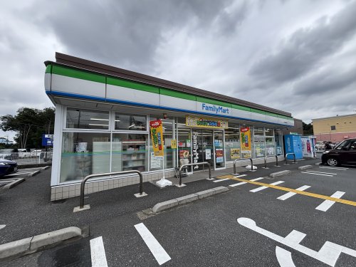コンビニ　ファミリーマート（コンビニ）まで858m