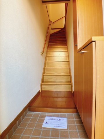 玄関　階段上がってお部屋です☆