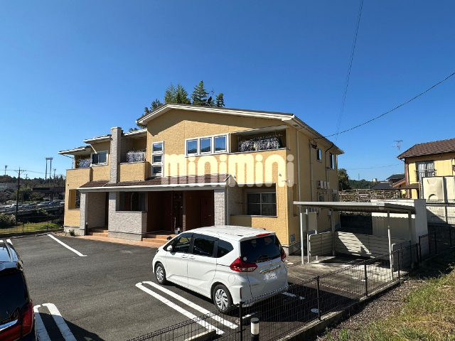 建物外観　明るい外壁（黄色）