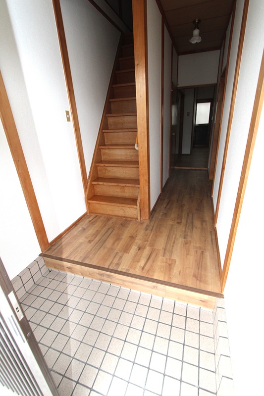 長尾東町3丁目54-7 賃家 右端の玄関写真