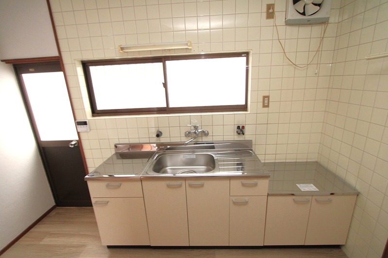 長尾東町3丁目54-7 賃家 右端のキッチン写真