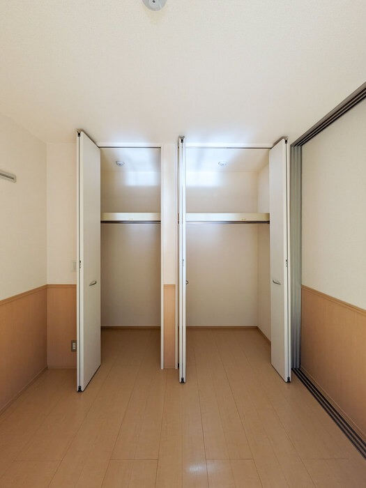 収納　洋室には２つ並んだクローゼットがありお部屋すっきり◎