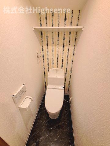 トイレ　落ち着いた色調のトイレです