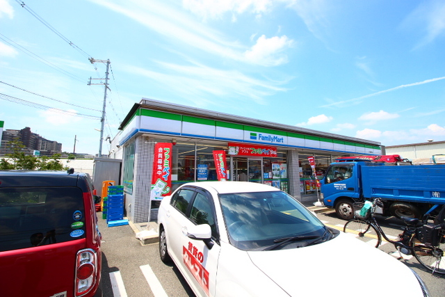 コンビニ　ファミリーマート茨木蔵垣内店（コンビニ）まで658m