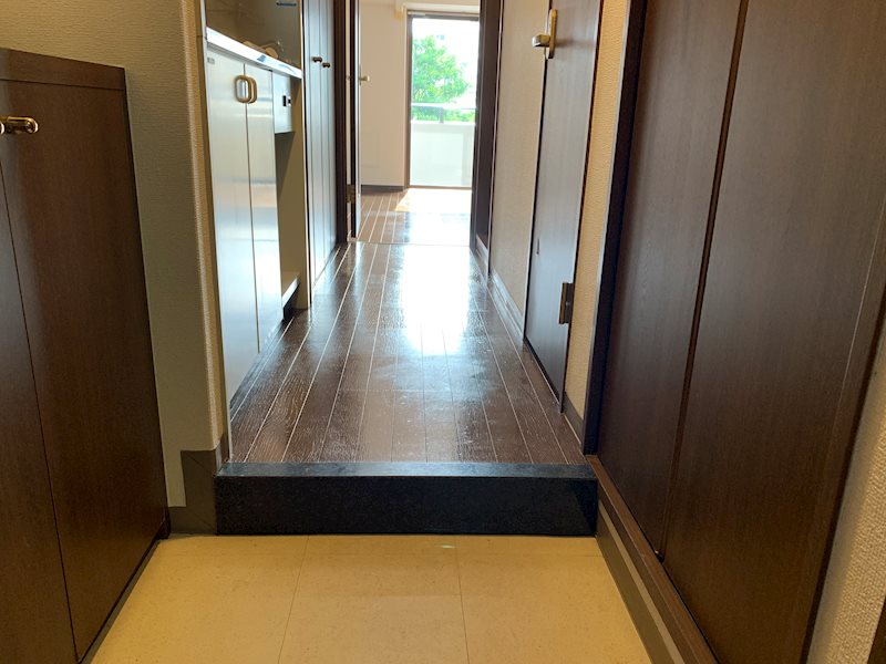 玄関　全て違うお部屋（間取り：反転）の写真です