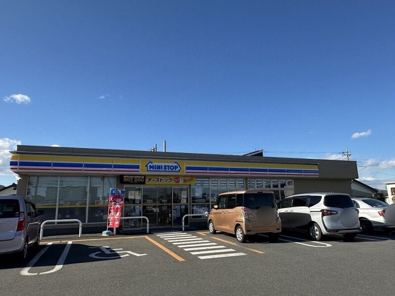 コンビニ　ミニストップ日高南平沢店（コンビニ）まで119m
