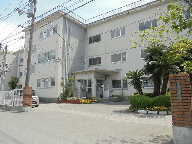 中学校　高岡中学校（中学校）まで579m