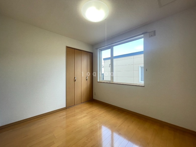 その他部屋・スペース　洋室５帖と広めになっております。