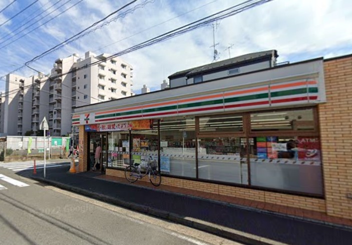 コンビニ　セブンイレブン（コンビニ）まで241m