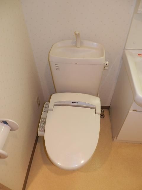 トイレ　洗浄便座です
