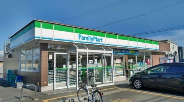 コンビニ　ファミリーマート（コンビニ）まで140m