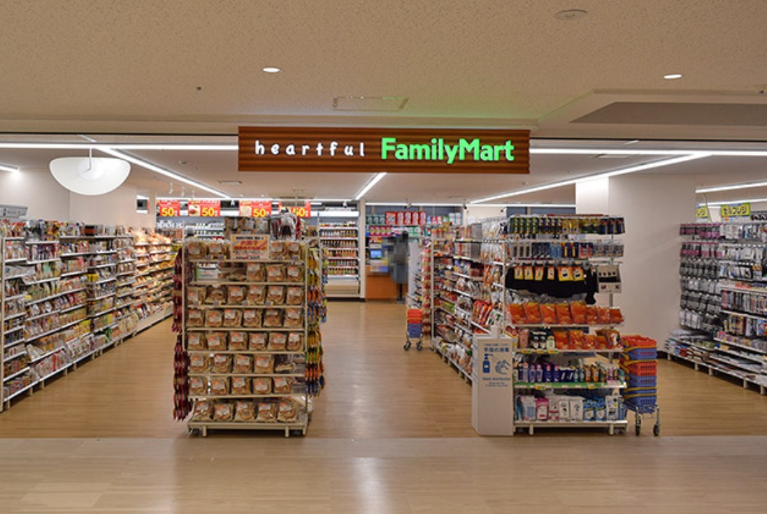 コンビニ　ファミリーマート慶應義塾大学病院店（コンビニ）まで535m