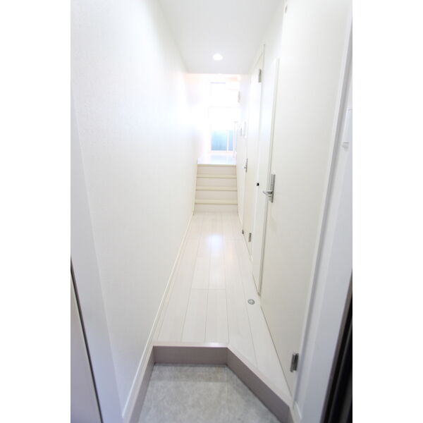 玄関　同タイプのお部屋の写真です。