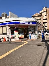 コンビニ　ローソン放出駅東店（コンビニ）まで220m