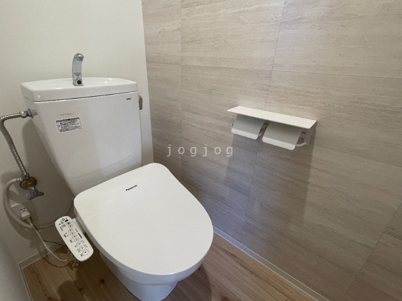 トイレ　嬉しい温水洗浄便座付きのトイレです。