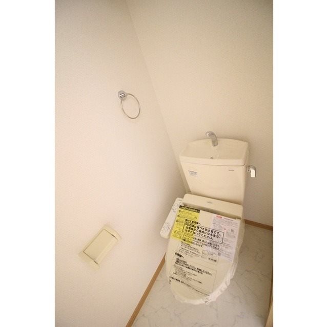 ＪＲ青梅線 福生駅 徒歩11分 2階建 築10年のトイレ写真