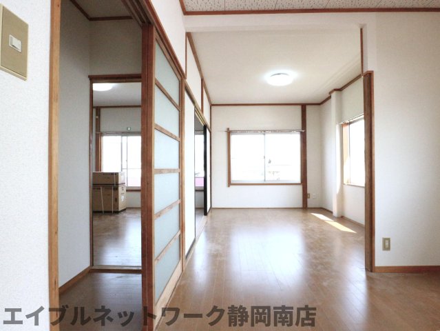 東西屋コーポの居間写真