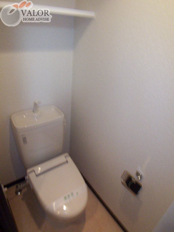 京急大師線 港町駅 徒歩8分 10階建 築19年のトイレ写真