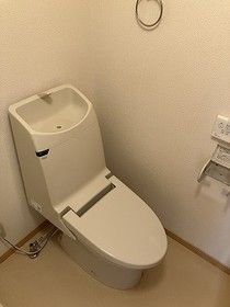 都営大江戸線 中野坂上駅 徒歩6分 3階建 築23年のトイレ写真