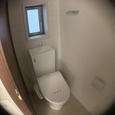 トイレ　温水洗浄便座付きのトイレです♪