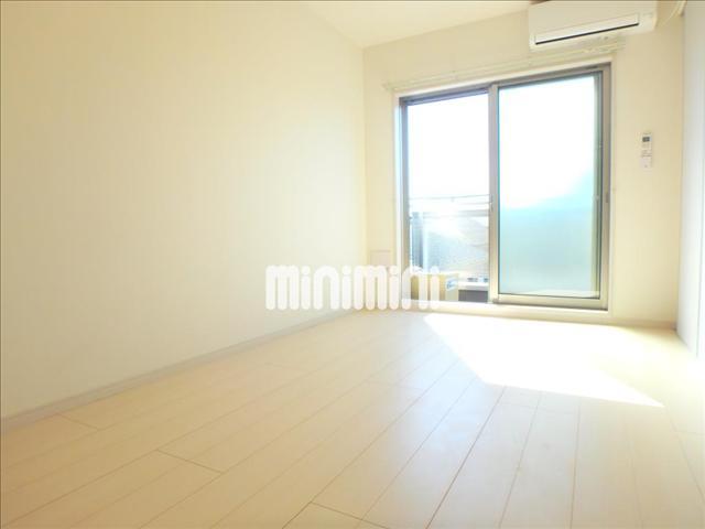 居室・リビング　日差しの入る明るいお部屋です