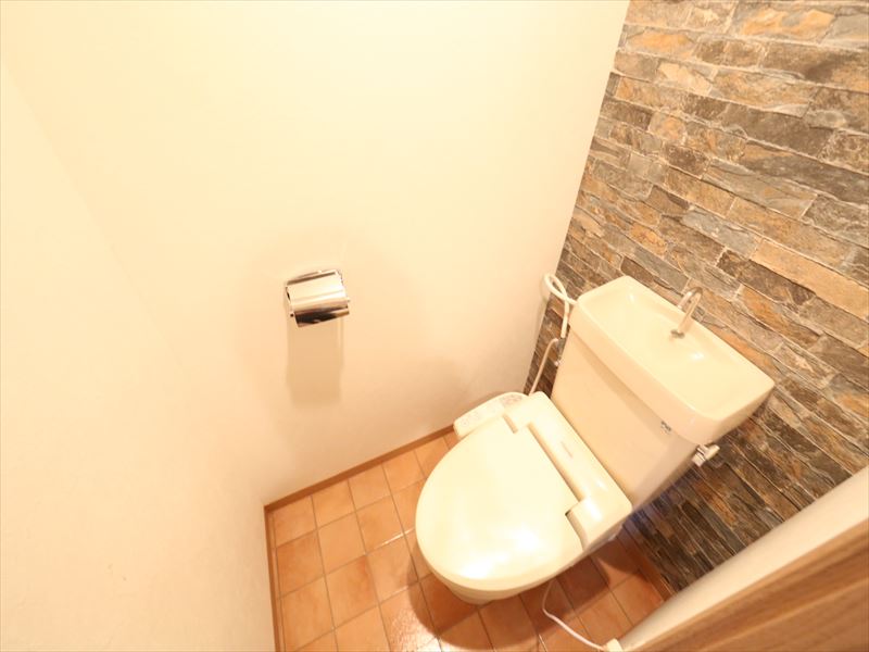 地下鉄東山線 本郷駅 徒歩4分 4階建 築41年のトイレ写真