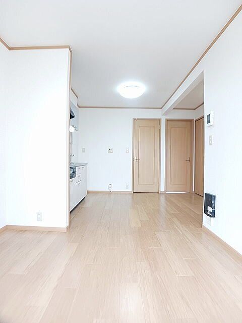 エレガンス弐番館の居間写真
