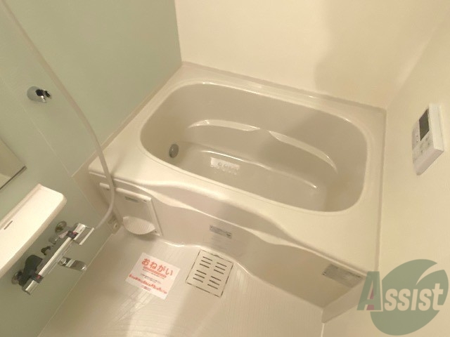 バス・シャワールーム　こちらはお風呂。一日の疲れをここで癒してください。