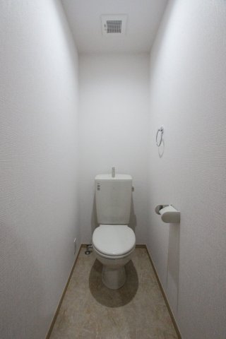 トイレ　落ち着いた色調のトイレです