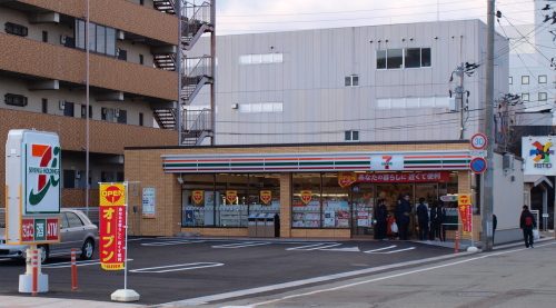コンビニ　セブンイレブン秋田通町店（コンビニ）まで232m