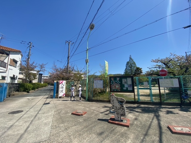 小学校　大東市立泉小学校（小学校）まで709m