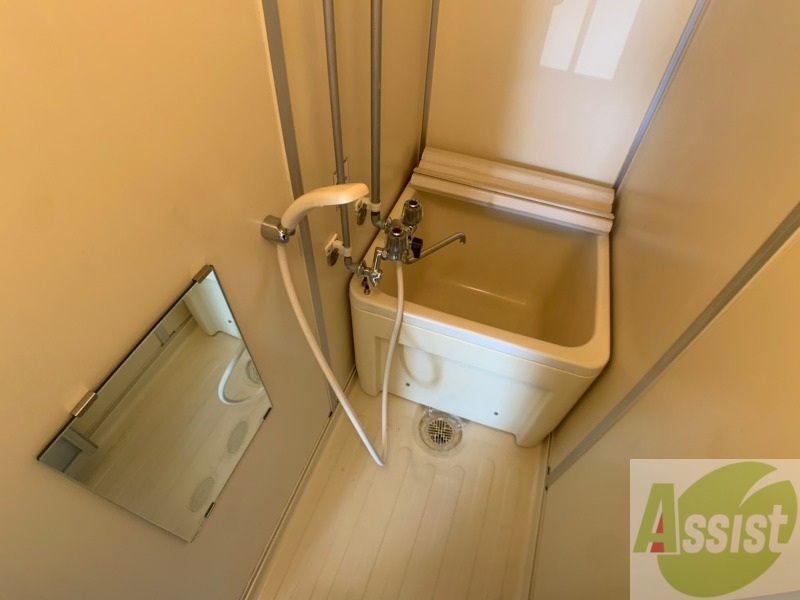 バス・シャワールーム　お風呂です。少し狭いですがシャワーするには十分ですね。