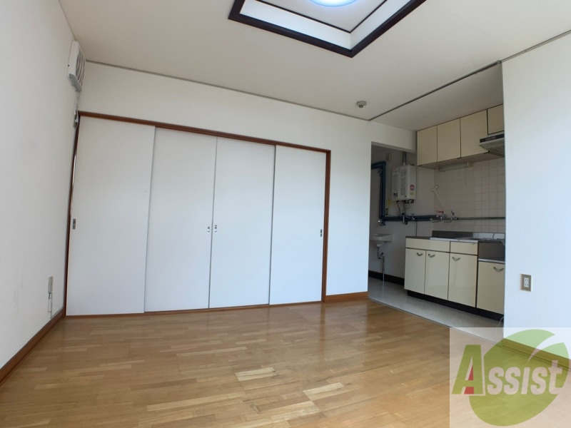 居室・リビング　リビングです。木目のフローリングが落ち着きますね。